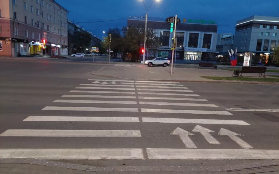 В Барнауле обновляют дорожную разметку в центре города и возле школ. Фото