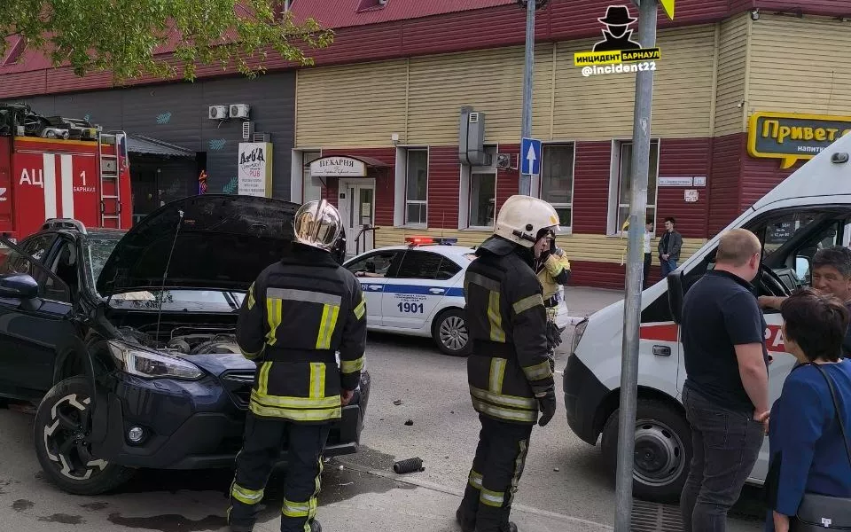В центре Барнаула столкнулись две иномарки  есть пострадавшие