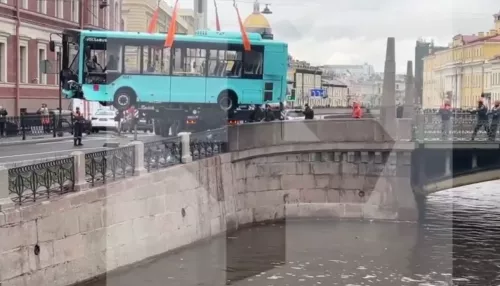 Семь человек погибли при падении автобуса в реку в Санкт-Петербурге