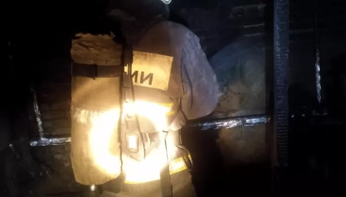 В Барнауле семь человек спасли при пожаре в подвале дома