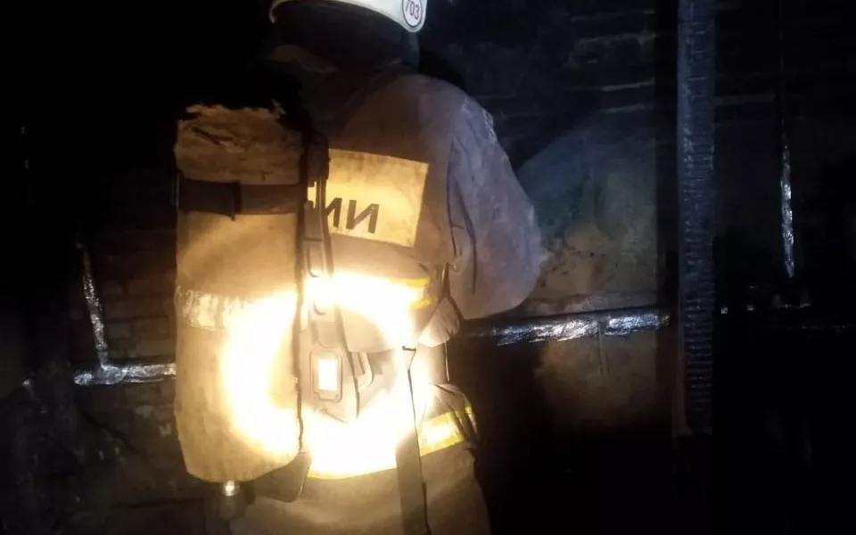 В Барнауле семь человек спасли при пожаре в подвале дома