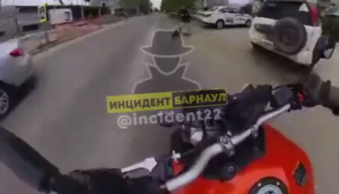 Мотоциклист столкнулся с электросамокатом на дороге в Барнауле