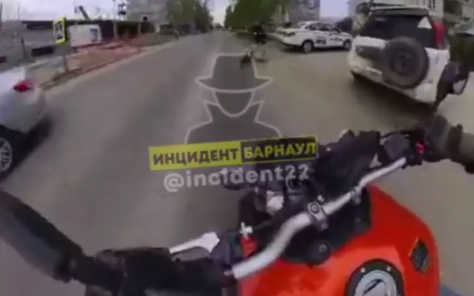 Мотоциклист столкнулся с электросамокатом на дороге в Барнауле