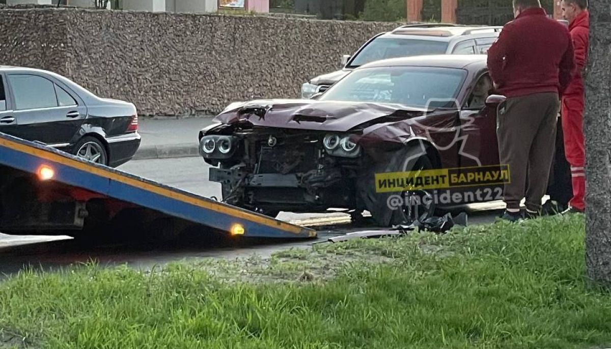 В Барнауле на проспекте Ленина Dodge Challenger врезался в прицеп - Толк  13.05.2024