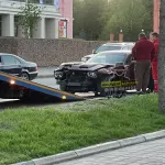 В Барнауле редкий Dodge Challenger врезался в прицеп