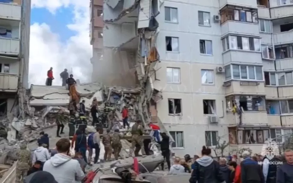 В МЧС показали кадры разбора завалов обрушенного в Белгороде подъезда дома