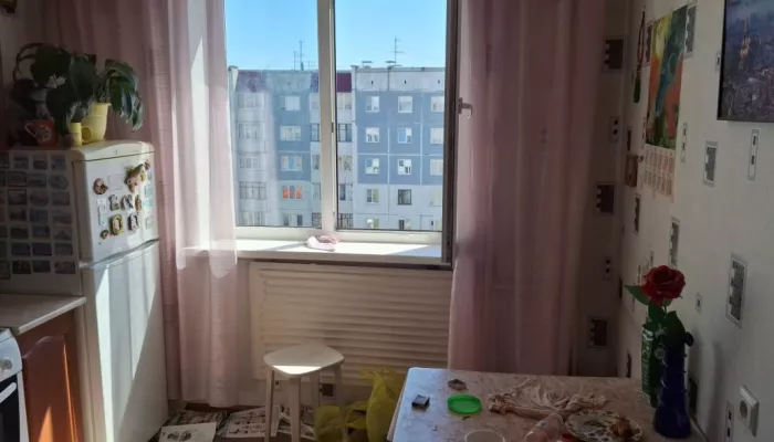Барнаульцы с полицией спасли играющего у окна ребенка от трагедии