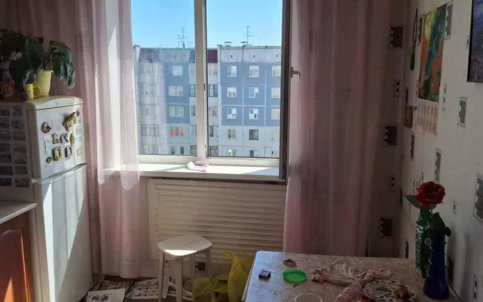 Барнаульцы с полицией спасли играющего у окна ребенка от трагедии