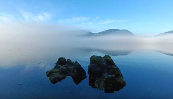 Телецкое озеро после непогоды окутал невесомый туман