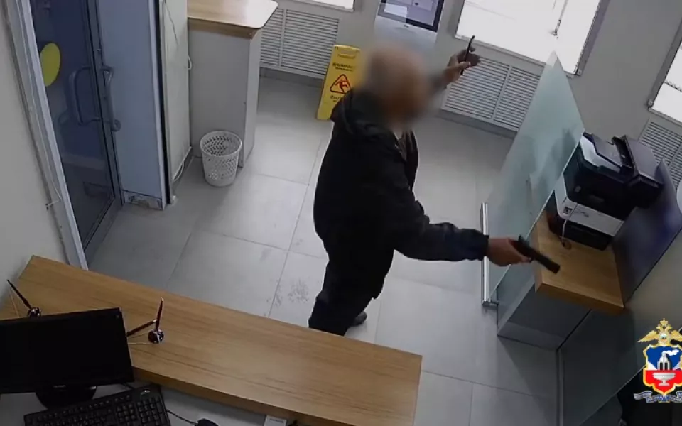 В Рубцовске пенсионера судят за нападение на банк с пистолетом по указке мошенников