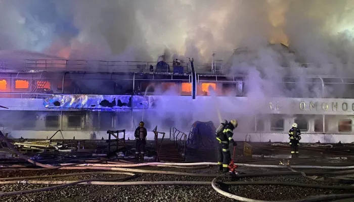 Мощный пожар произошел на теплоходе Ломоносов в Архангельске