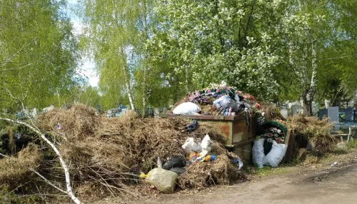 Жители Бийска жалуются на заваленные мусором кладбища