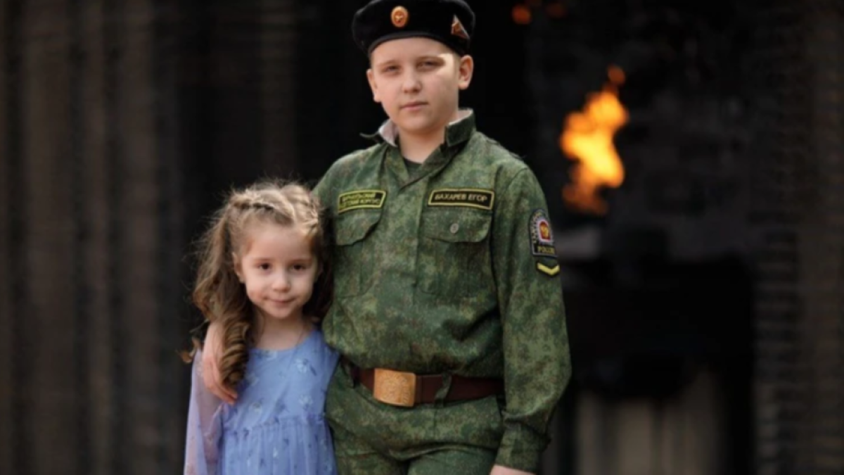 Егор Бахарев с сестрой