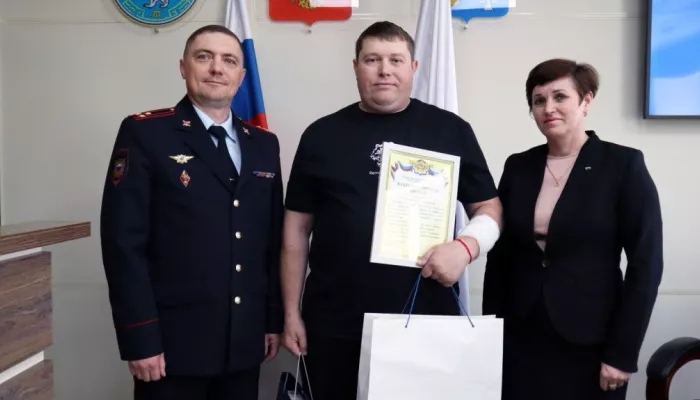 На Алтае наградили таксиста за спасение младенца от пьяной матери