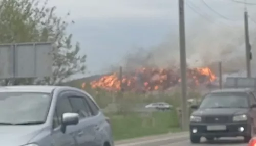 В Новосибирске у рынка разгорелся сильный пожар на мусорном полигоне