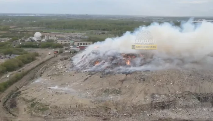 В Новосибирске продолжают тушить сильный пожар на мусорном полигоне