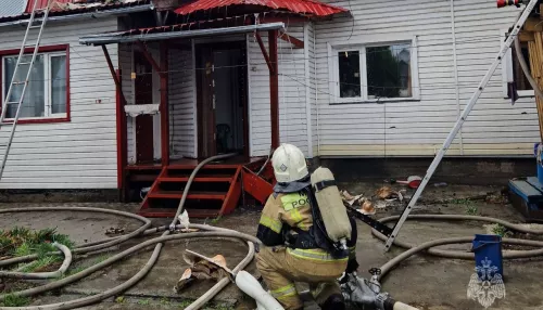 В Горно-Алтайске огонь охватил двухэтажный дом – погиб человек