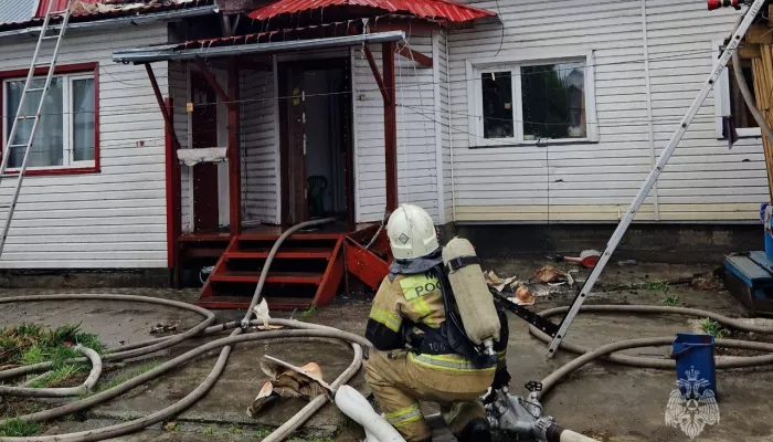 В Горно-Алтайске огонь охватил двухэтажный дом – погиб человек