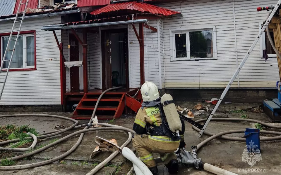 В Горно-Алтайске огонь охватил двухэтажный дом  погиб человек