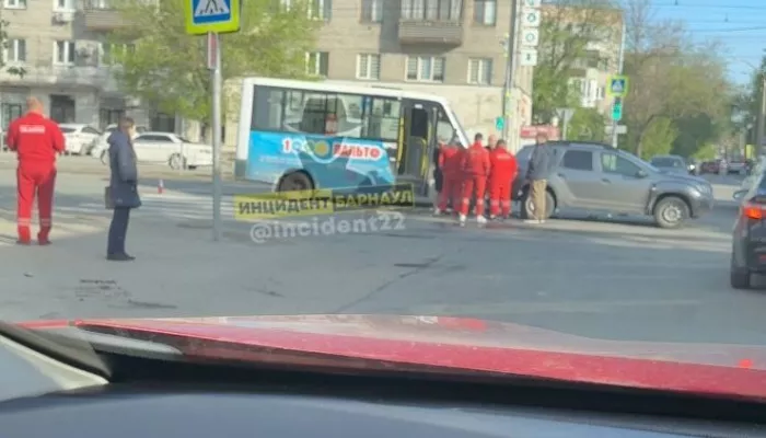 В центре Барнаула маршрутка №60 врезалась в автомобиль, уступая дорогу скорой