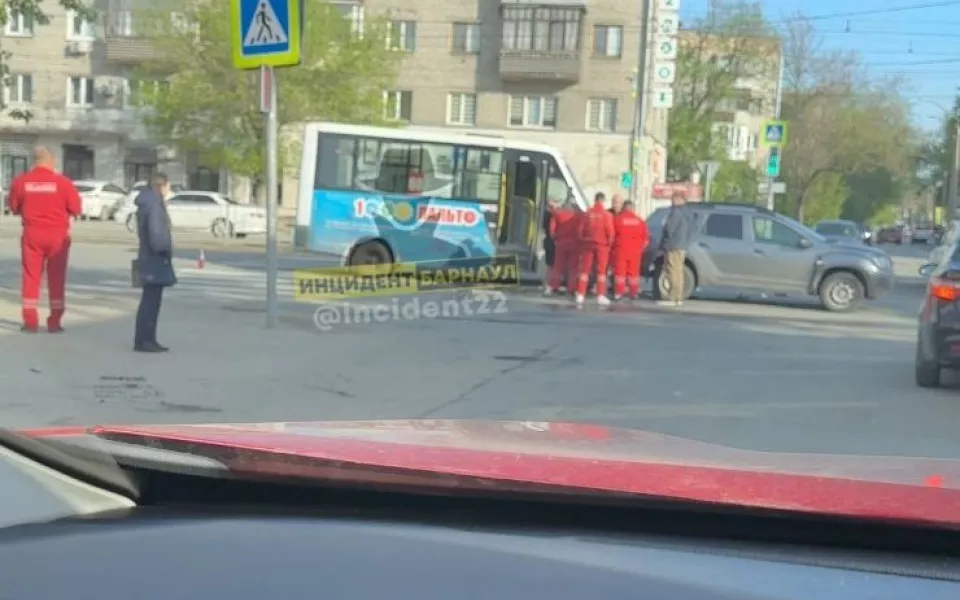 В центре Барнаула маршрутка 60 врезалась в автомобиль, уступая дорогу скорой