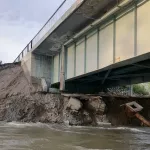 На Алтае большой водой разрушило часть опоры моста через Катунь