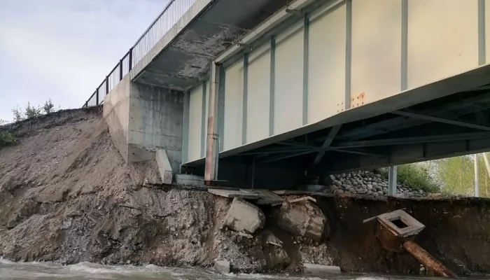 На Алтае большой водой разрушило часть опоры моста через Катунь