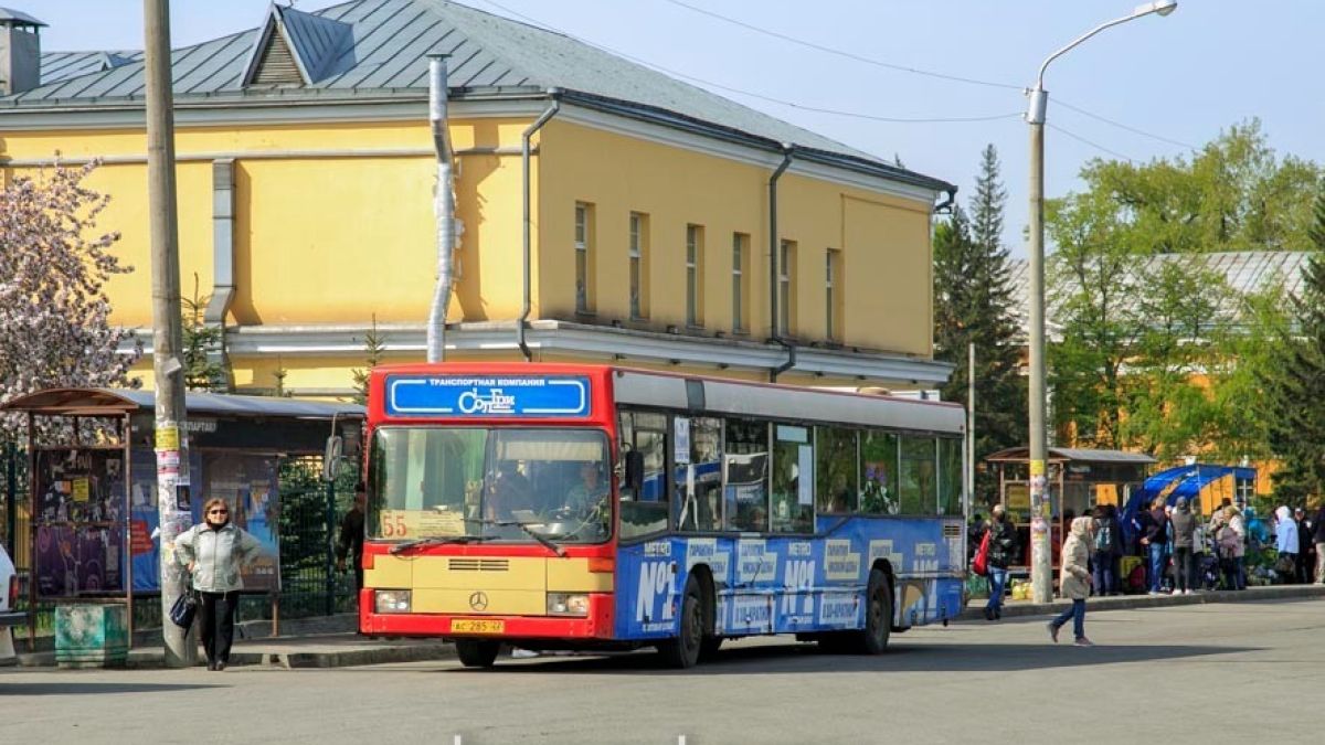 Автобус на площади Спартака