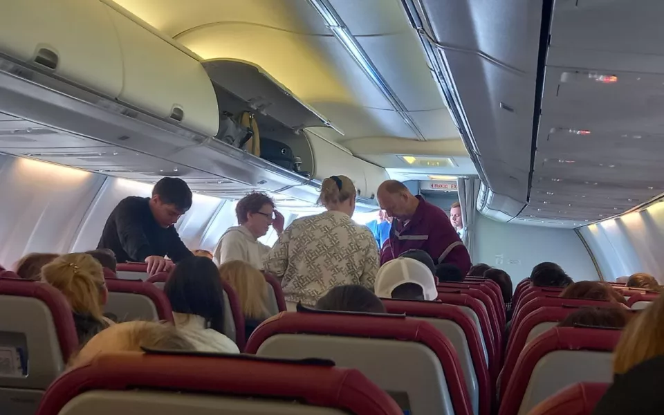 Пассажиру стало плохо на борту рейса Сочи  Барнаул