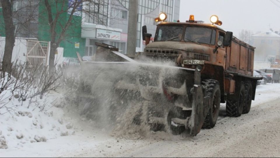 Непогода в городе: как убирают снег на дорогах Барнаула