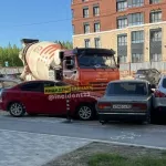 В Барнауле неуправляемый КамАЗ протаранил машины на парковке