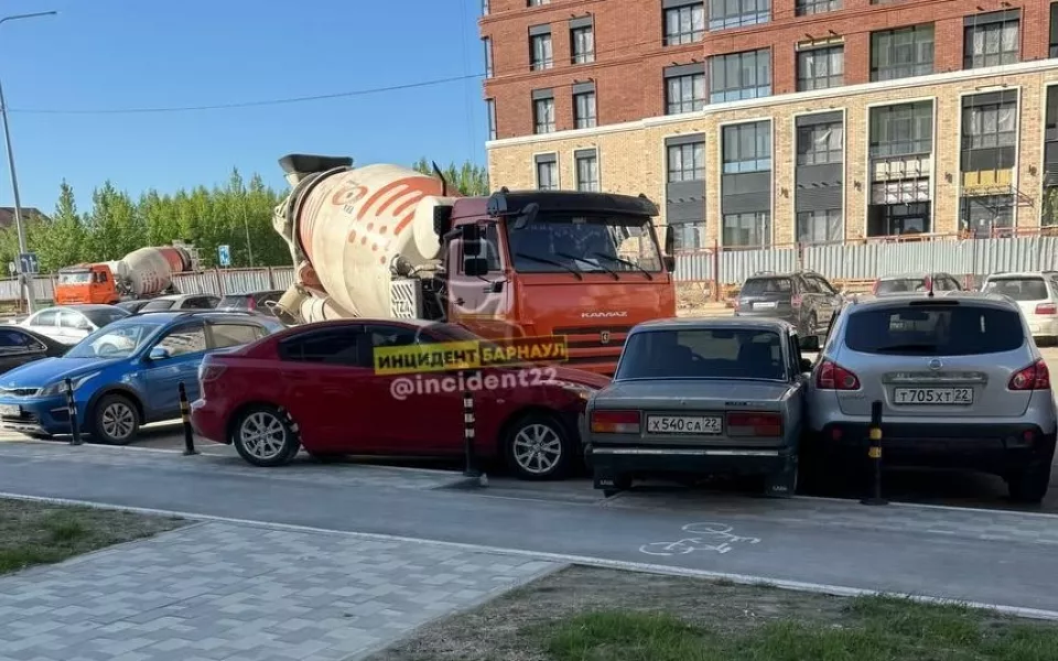 В Барнауле неуправляемый КамАЗ протаранил машины на парковке