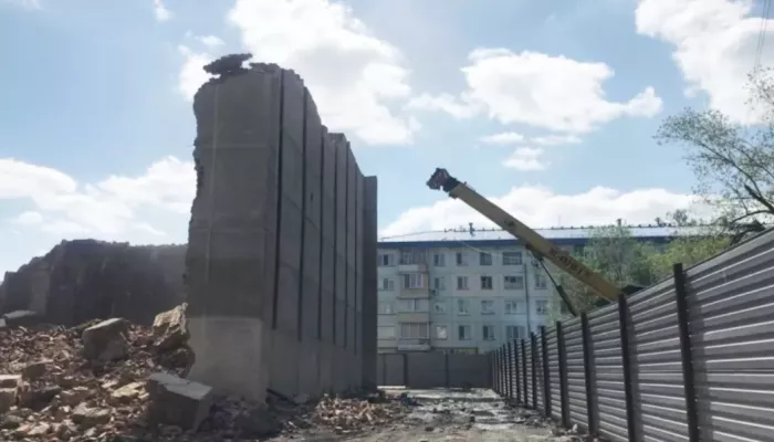 Стало известно, когда завершится демонтаж здания кинотеатра Алтай в Бийске