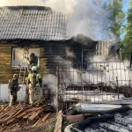 Два человека пострадали из-за пожара в частном доме Барнаула