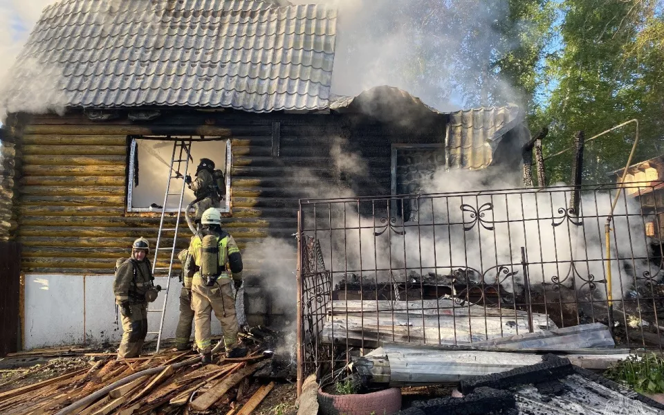 Два человека пострадали из-за пожара в частном доме Барнаула