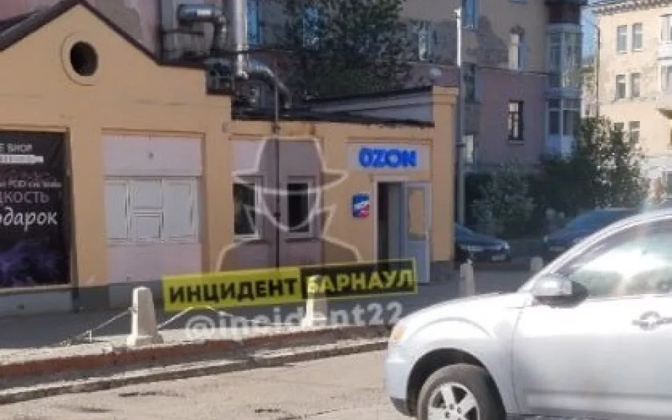 Соцсети: в Барнауле неизвестные вскрыли пункт выдачи заказов