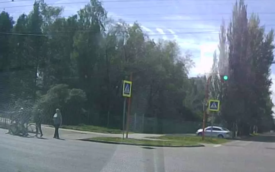 Велосипедист сбил пешеходов на зебре в Барнауле