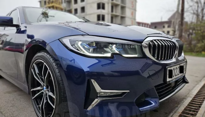 В Барнауле за 3,5 млн продают синий BMW с меняющейся подсветкой