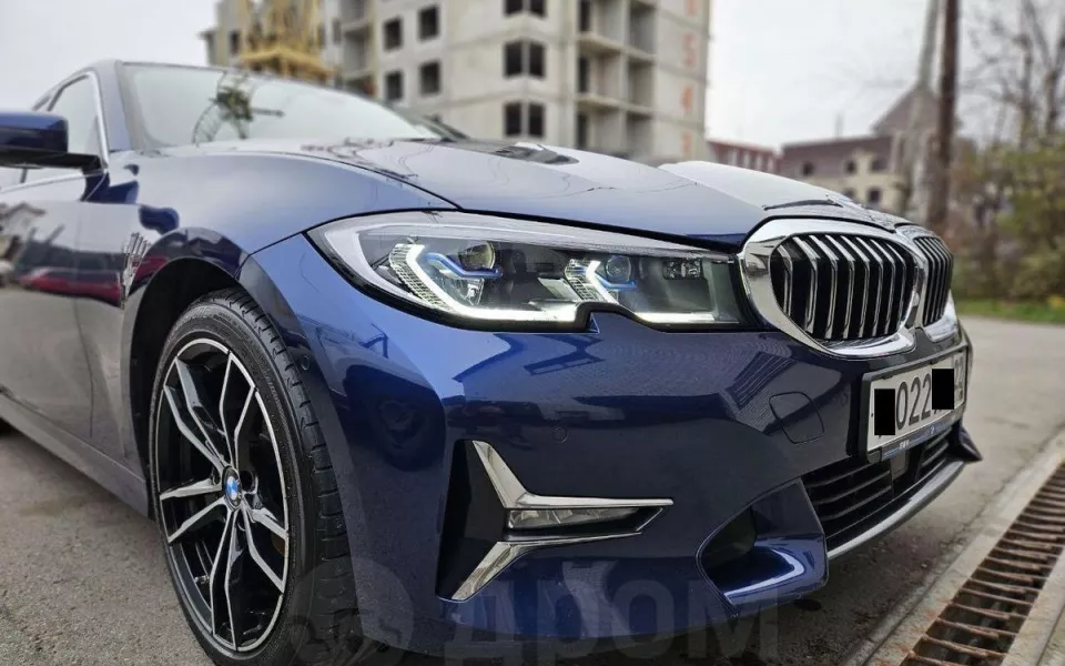 В Барнауле за 3,5 млн продают синий BMW с меняющейся подсветкой