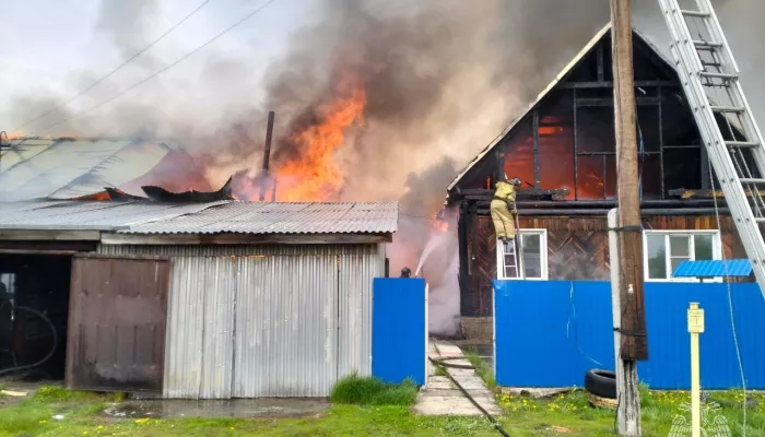 В Новоалтайске крупный пожар охватил два жилых дома