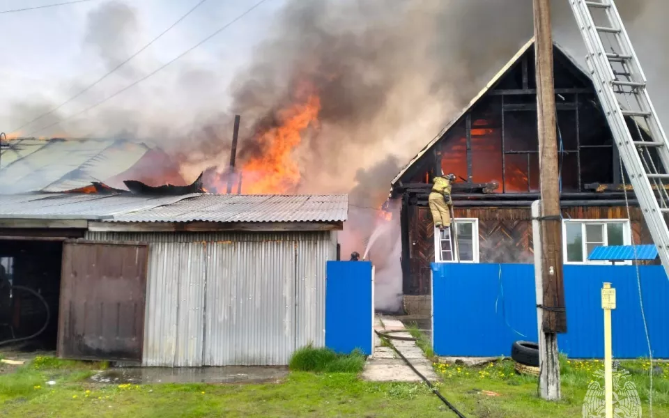 В Новоалтайске крупный пожар охватил два жилых дома