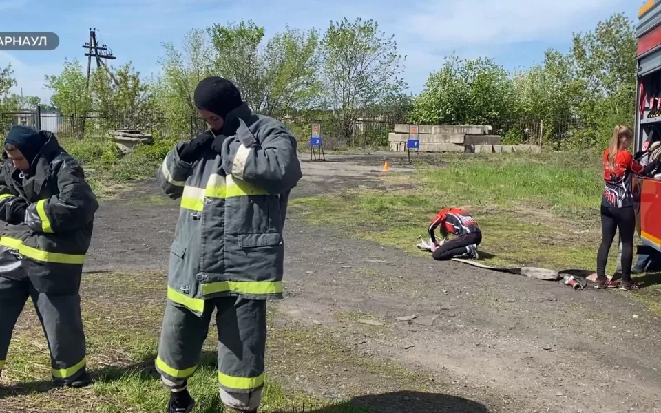 Тушение огня и сухой душ: юные спасатели соревновались в Барнауле