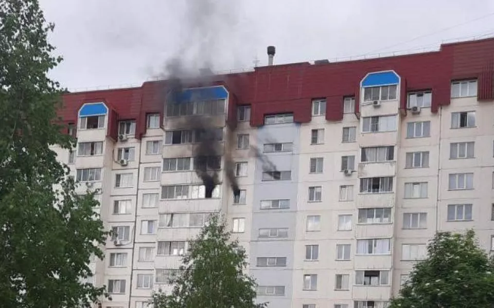 В Барнауле загорелась квартира в многоэтажке на улице Малахова