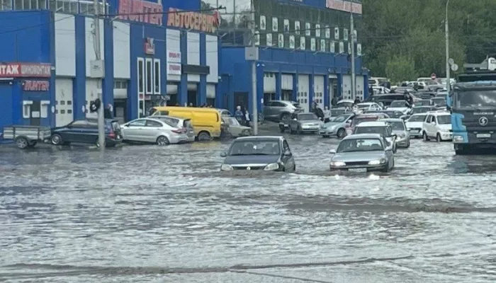 Новосибирск утонул после мощного ливня. Кадры последствий непогоды