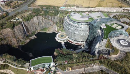 Первый в мире отель в заброшенном карьере открылся в Шанхае