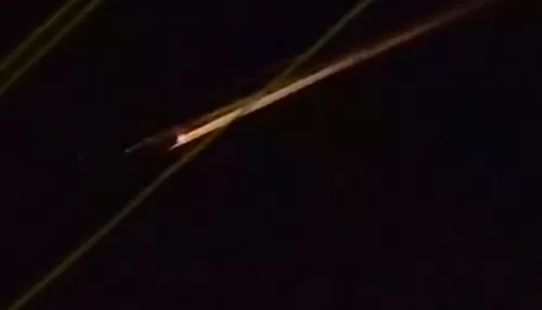 Жители юга России засняли летящий огненный объект в вечернем небе. Фото