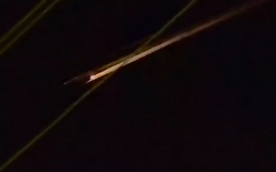 Жители юга России засняли летящий огненный объект в вечернем небе. Фото