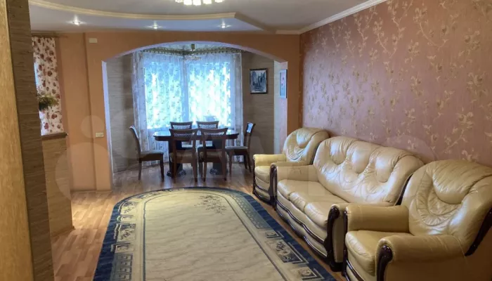 Пятикомнатную квартиру с пятью лоджиями и сауной продают за 21 млн рублей в Барнауле