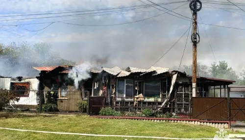 В алтайском селе огонь уничтожил двухквартирный жилой дом
