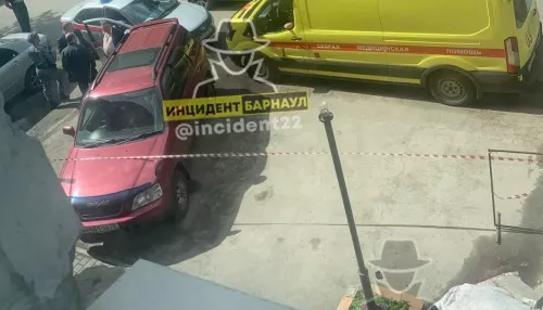 Очевидцы: в центре Барнаула мужчина упал с крыши и разбился насмерть